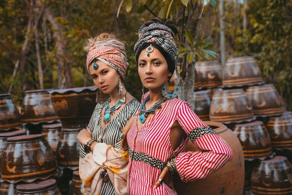 Retrato Moda Dos Mujeres Majestuosas Estilo Fusión Con Turbantes — Foto de Stock