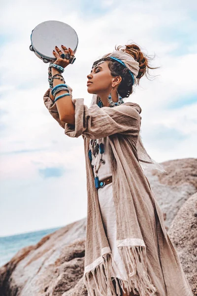Όμορφη νεαρή γυναίκα με στολή φυλής με αρχέγονα διακοσμητικά — Φωτογραφία Αρχείου