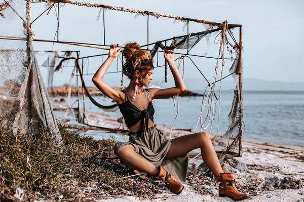 Joven mujer hippie con estilo en la playa al atardecer retrato —  Fotos de Stock