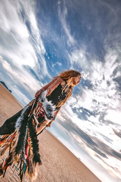 Jonge stijlvolle hippie vrouw op het strand bij zonsondergang portret — Stockfoto