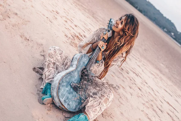 Hermosa joven alegre modelo de moda en vestido blanco — Foto de Stock