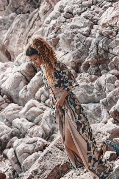 Elegante Giovane Donna Bohemien Posa Sfondo Spiaggia Pietra — Foto Stock