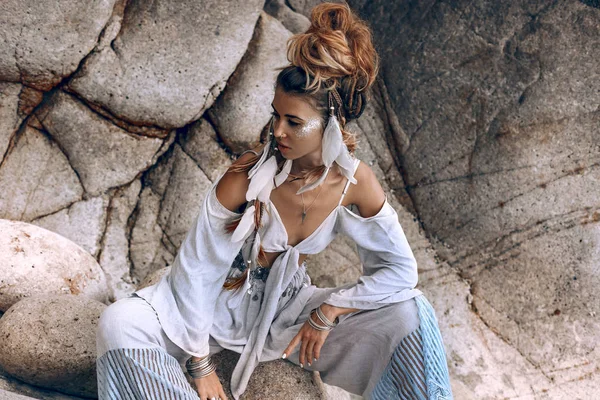 Mujer Bohemia Joven Con Estilo Posando Sobre Fondo Playa Piedra — Foto de Stock