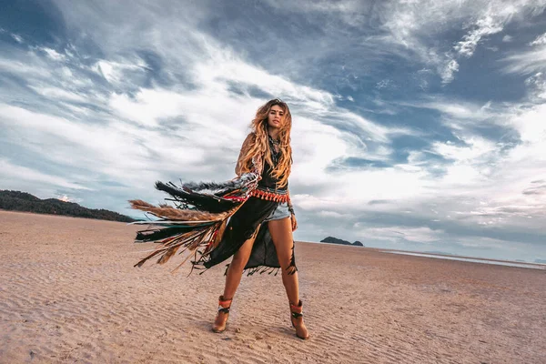 Mladá stylová žena hippie na pláži při západu slunce — Stock fotografie