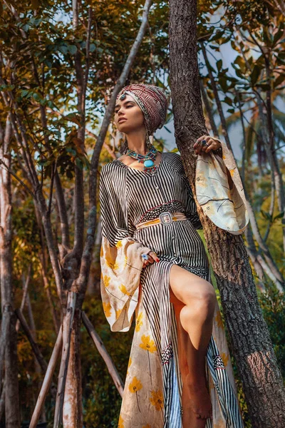Türbanlı Füzyon Tarzında Güzel Bir Kızın Moda Portresi — Stok fotoğraf
