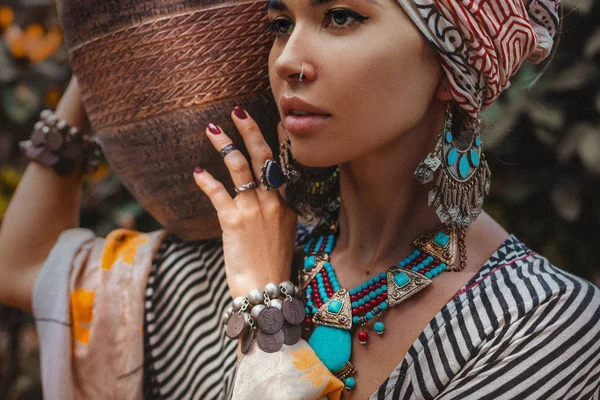 Retrato Moda Menina Bonita Estilo Fusão Com Turbante — Fotografia de Stock