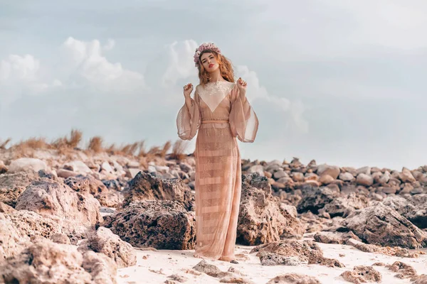 Fascinante Mujer Boho Posando Hermosa Playa — Foto de Stock