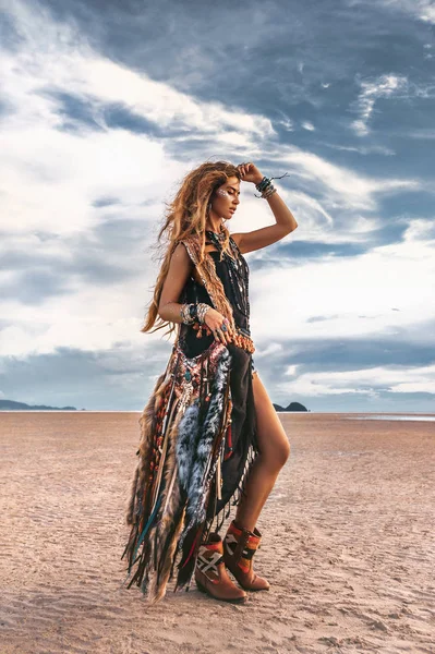 Gün batımı portre plajda genç şık hippi kadın — Stok fotoğraf