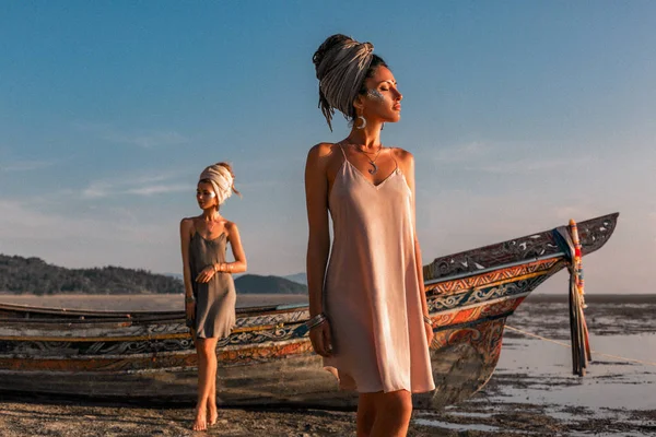 Due giovani belle ragazze in turbante sulla spiaggia al tramonto — Foto Stock