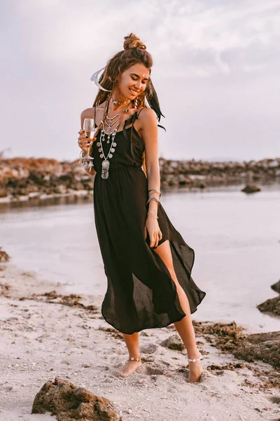 Retrato Escénico Mujer Bohemia Posando Playa — Foto de Stock