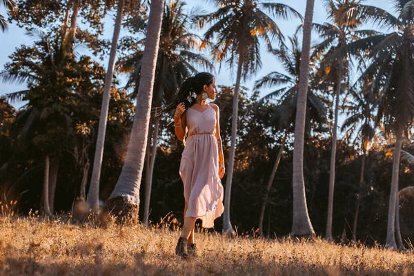 Jovem mulher na moda se divertindo ao ar livre ao pôr do sol — Fotografia de Stock