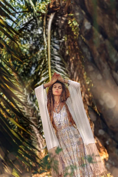 自然热带背景的时尚辣妹 — 图库照片