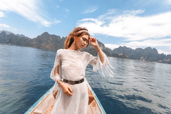 Bela Mulher Boêmia Vestido Posando Barco Aventura Tropical — Fotografia de Stock