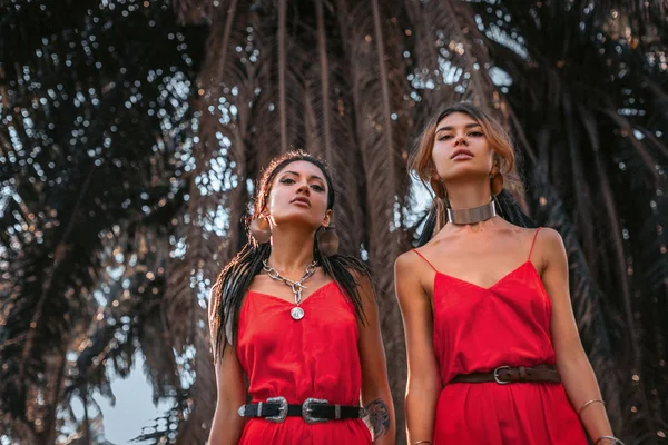 Două modele frumoase tinere la modă în rochii roșii în aer liber — Fotografie, imagine de stoc
