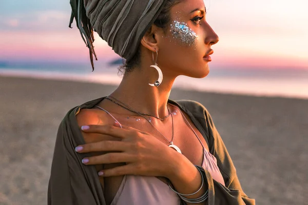 Vrouw Tulband Poseren Het Strand Zee — Stockfoto