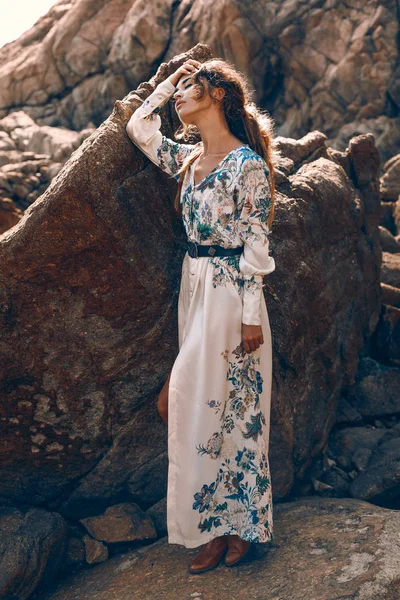 Attraente Boho Ragazza Posa Bella Spiaggia Pietra — Foto Stock