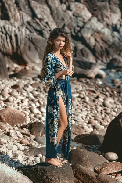 Attraktive Boho Mädchen Posiert Schönen Steinstrand — Stockfoto