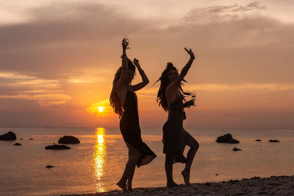 Retrato Cênico Mulheres Boêmias Bonitas Felizes Posando Juntas Natureza — Fotografia de Stock