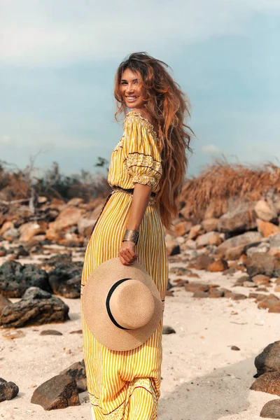 Захоплююча Бохо Жінка Позує Красивому Пляжі — стокове фото