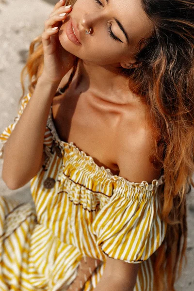 Fascinante Mujer Boho Posando Hermosa Playa — Foto de Stock