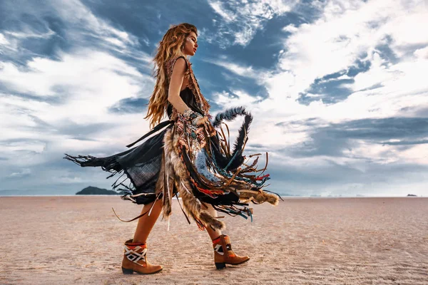 Junge stylische Hippie-Frau am Strand bei Sonnenuntergang Porträt — Stockfoto