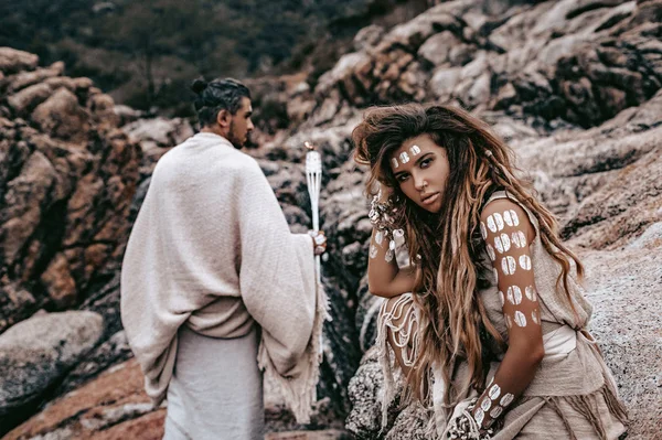 Mooie jonge wilde gratis paar in Tribal kostuums — Stockfoto