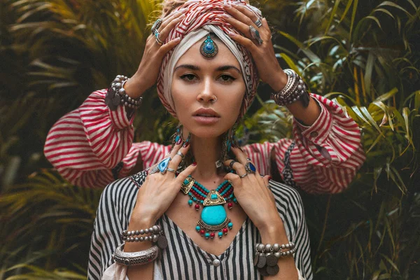 Mode Porträtt Vacker Flicka Fusion Stil Med Turban — Stockfoto