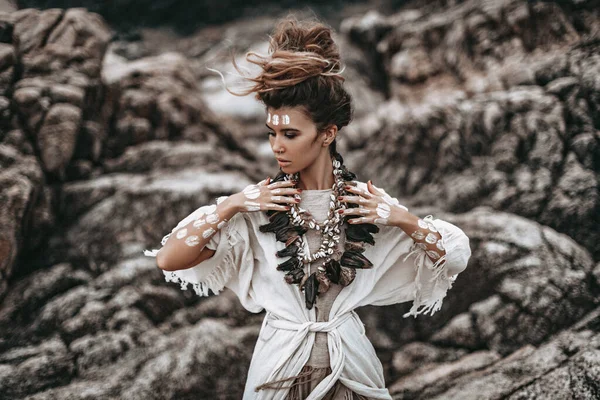Gyönyörű fiatal nő a törzsi ruha ősi ornamet — Stock Fotó