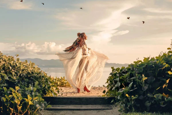 Красивая молодая модная женщина в тюрбане на открытом воздухе на закате — стоковое фото