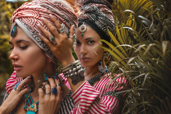 Retrato Moda Dos Mujeres Majestuosas Estilo Fusión Con Turbantes — Foto de Stock