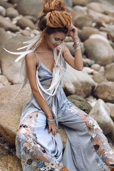 Elegante Giovane Donna Bohemien Posa Sfondo Spiaggia Pietra — Foto Stock