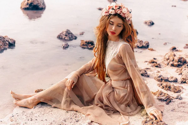 Fascinante Mujer Boho Posando Hermosa Playa — Foto de Stock
