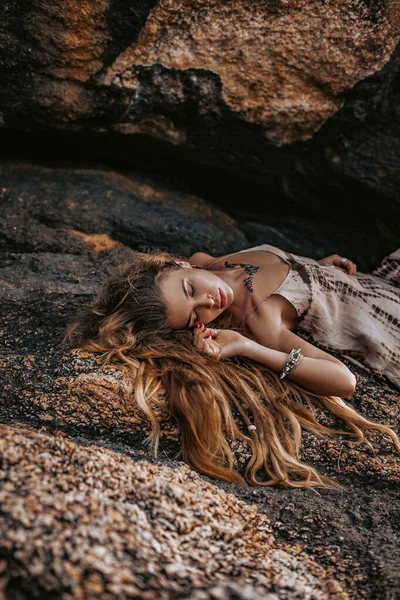 Bella giovane donna con i capelli lunghi con accessori boho — Foto Stock