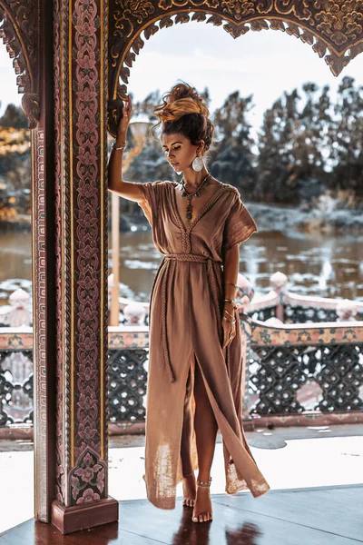 Bela jovem mulher em vestido elegante vestindo turbante — Fotografia de Stock