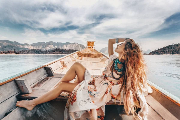 Hermosa Mujer Bohemia Vestido Posando Barco Aventura Tropical — Foto de Stock