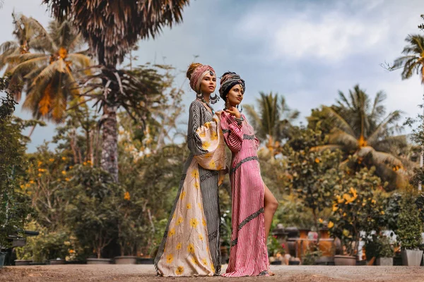 Portrait Mode Deux Femmes Majestueuses Style Fusion Avec Turbans — Photo