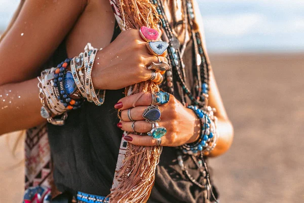 Giovane donna hippie elegante sulla spiaggia al tramonto ritratto — Foto Stock