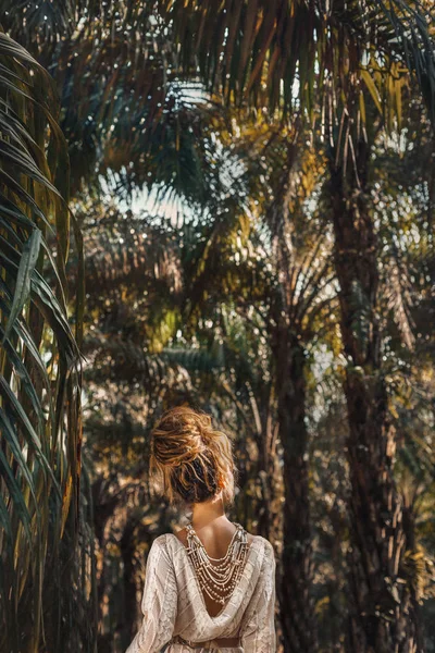 Moda Boho Mulher Fundo Tropical Natural — Fotografia de Stock