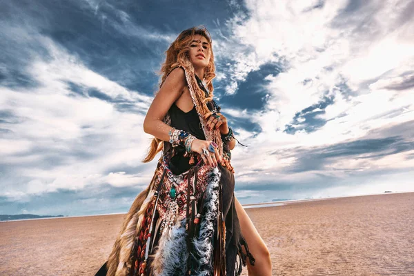 Jovem elegante hippie mulher na praia ao pôr do sol retrato — Fotografia de Stock