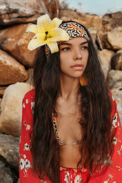 Πορτρέτο Της Όμορφης Hippie Νεαρή Γυναίκα Στη Φύση — Φωτογραφία Αρχείου