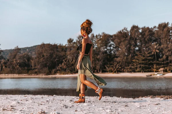 Jonge stijlvolle hippie vrouw op het strand bij zonsondergang portret — Stockfoto
