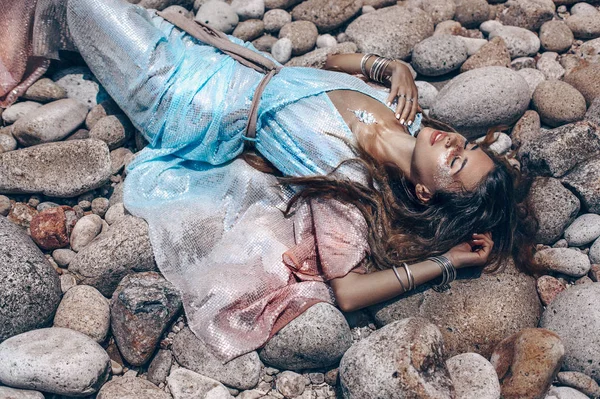 Elegante Jovem Boêmio Mulher Posando Pedra Praia Fundo — Fotografia de Stock