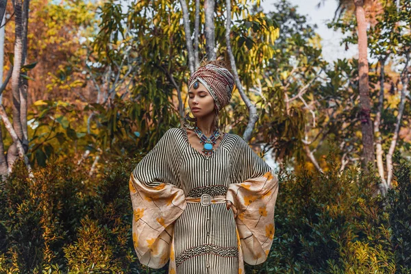 Retrato Moda Menina Bonita Estilo Fusão Com Turbante — Fotografia de Stock