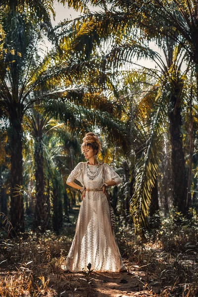 Mode Boho Frau Bei Natürlichen Tropischen Hintergrund — Stockfoto
