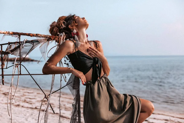 Giovane donna hippie elegante sulla spiaggia al tramonto ritratto — Foto Stock