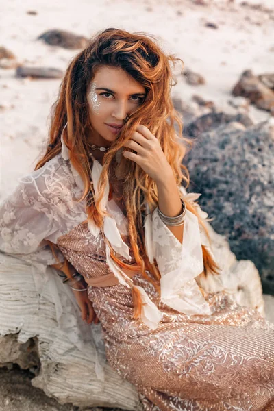 Fascinující Boho Žena Pózující Krásné Pláži — Stock fotografie