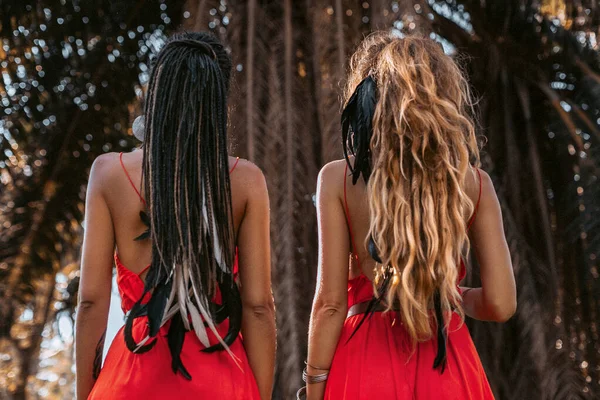 Дві красиві молоді модні моделі в червоних сукнях на відкритому повітрі — стокове фото