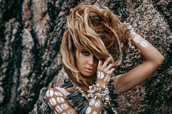 Bela jovem mulher em traje tribal com ornamet primal — Fotografia de Stock