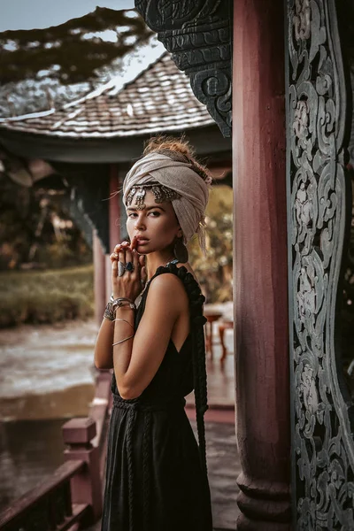 Femeie tânără frumoasă în rochie elegantă purtând turban — Fotografie, imagine de stoc