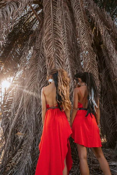 Deux beaux jeunes modèles à la mode en robes rouges à l'extérieur — Photo